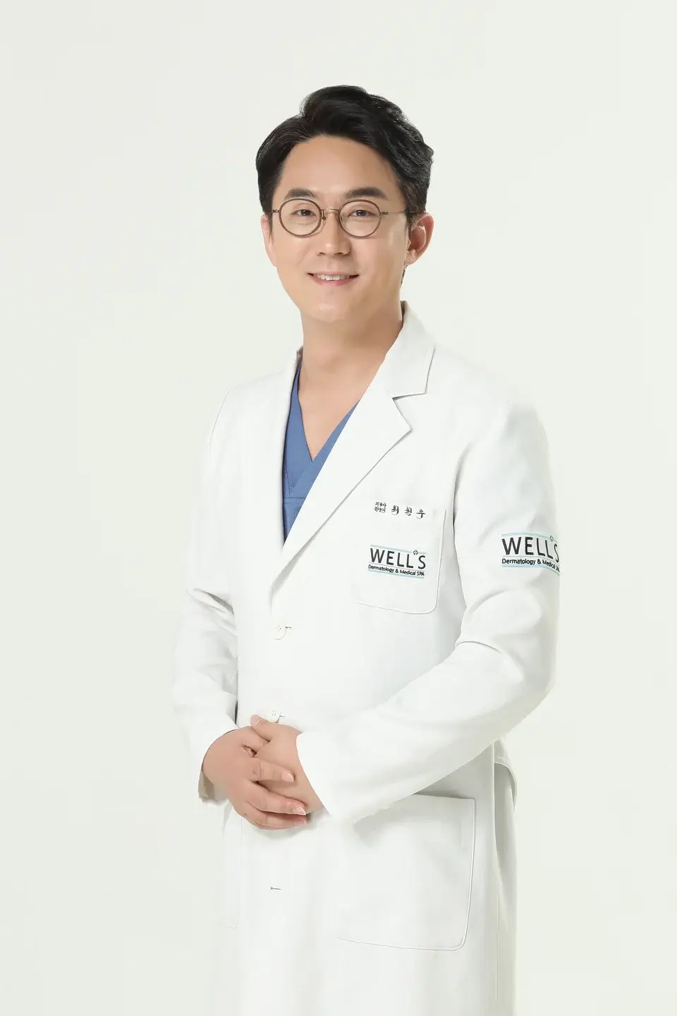 흰 가운을 입고 미소 짓는 피부과전문의 최원우 (의학박사)